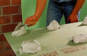 Крепление гипсокартона бескаркасным способом: современный подход