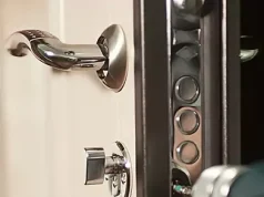 Установка замка в дверь: пошаговое руководство