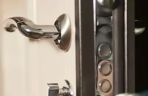 Установка замка в дверь: пошаговое руководство